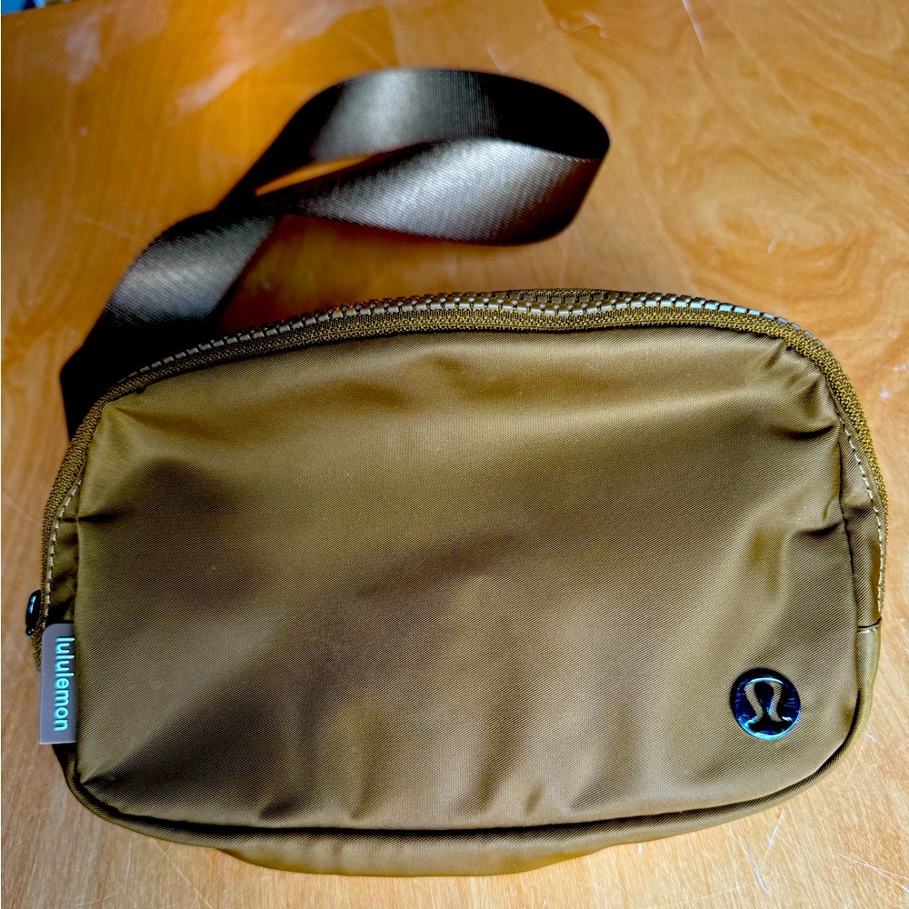 Lululemon everywhere 1L belt bag in burnt caramel